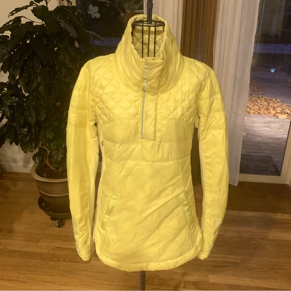 Lululemon size 8 light yellow running half zip jacket w/ kangaroo pocket/zippers